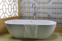 Oval Tub with Curving Sides, Slotted Overflow