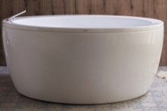 Round Freestanding Tub with Wide, Modern Flat Rim