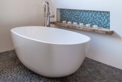 Oval Freestanding Bath, Center Side Drain, Flat Rim, Curving Sides