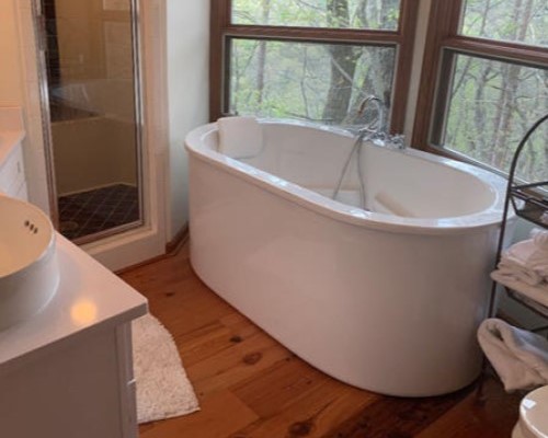 Oval Freestanding Tub with Flat Rim, Slotted Overflow, Armrests