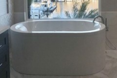 Oval Freestanding Tub with Thick, Flat Rim