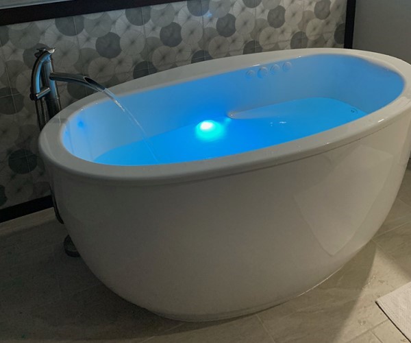 Oval Freestanding Tub with Armrests, Wide Rim One Side