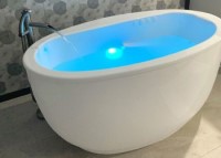 Freestanding Oval Bath with Faucet Rim